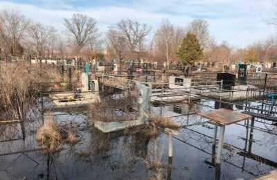 В Казахстане паводок размывает кладбища