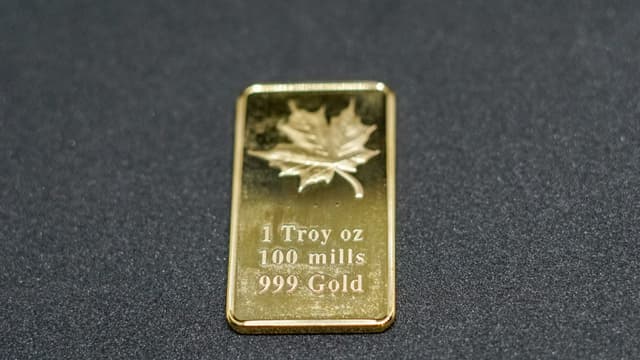 1 ounce gold bar product photo Photo of a 1 ounce gold bar